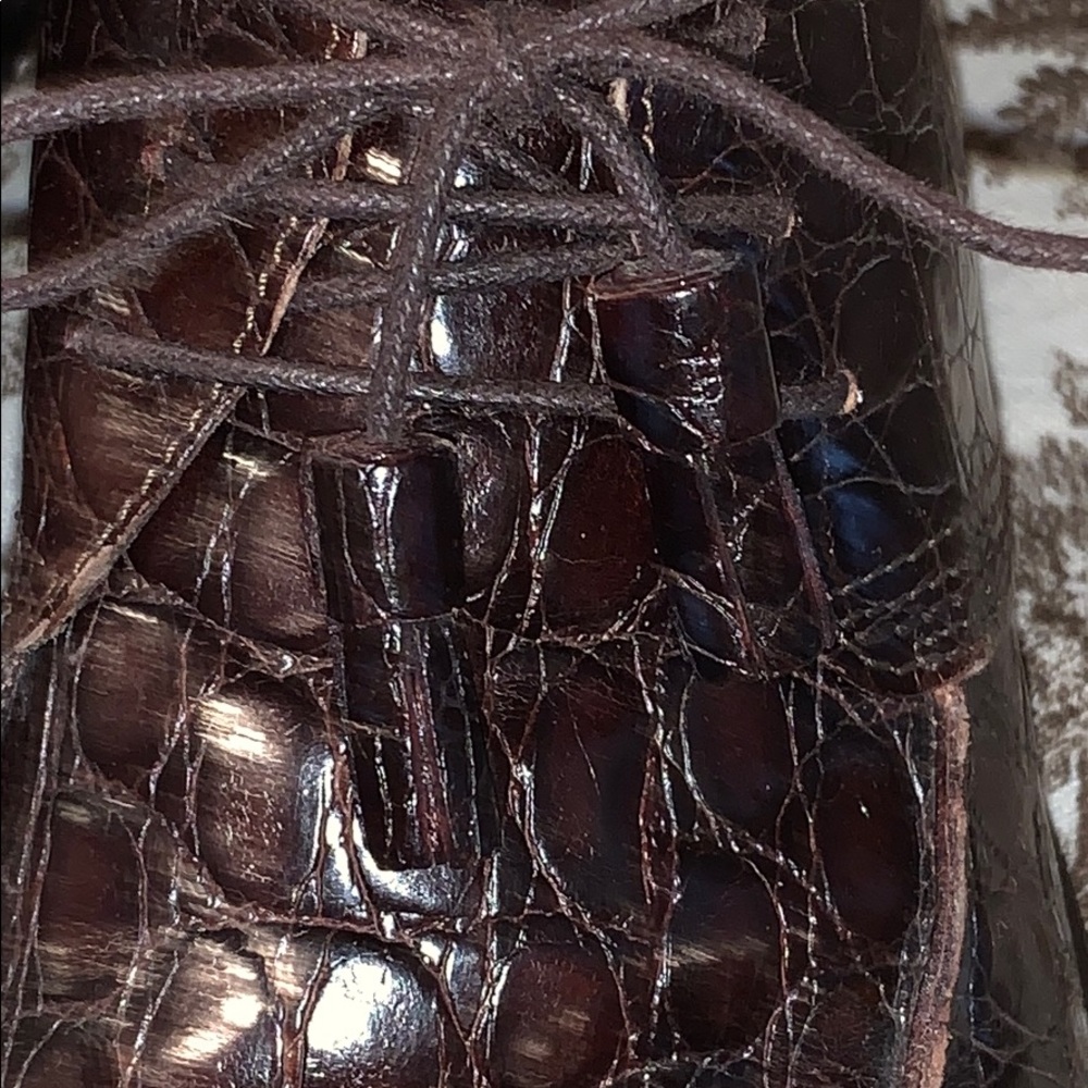 Hugo Buscati Women's Croc-embossed Oxford - Picture 6 of 8